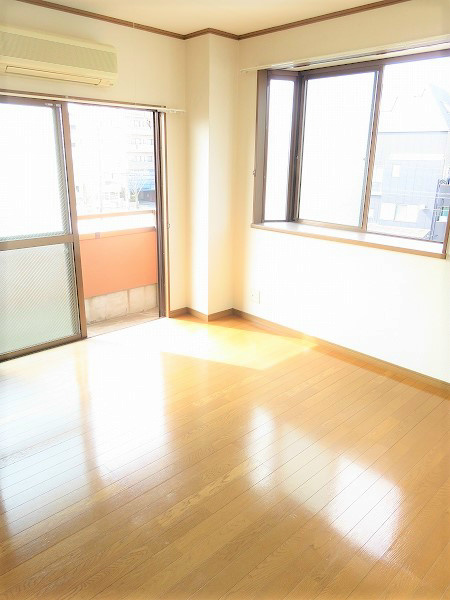 プラムガーデン 角部屋なので出窓付きですよ。日当たりも良いです。
