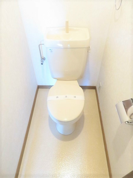 プラムガーデン コンセント付のトイレ。上部に棚あります。