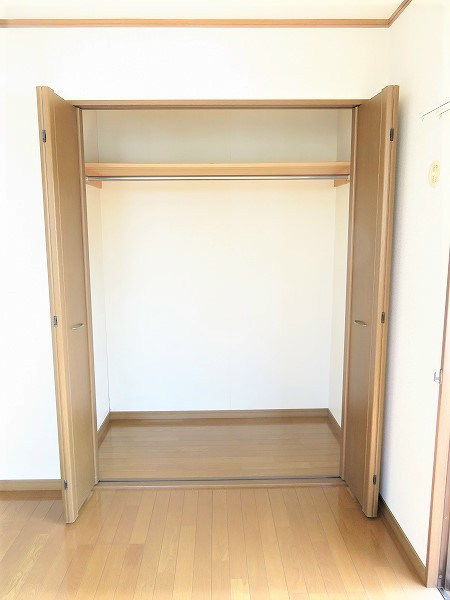 プラムガーデン 洋室2部屋にはれぞれクローゼットがあります。
