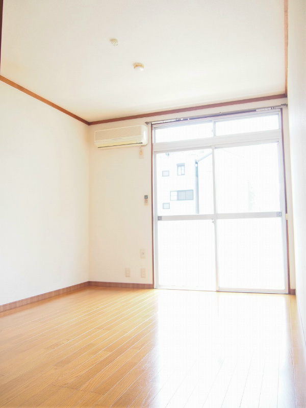 ワタナベハウスＢ棟 洋室6帖になっております。