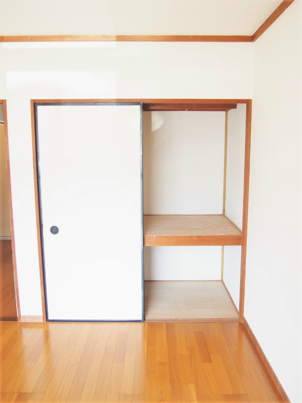 ワタナベハウスＢ棟 各部屋に1間分ずつ収納ございます。