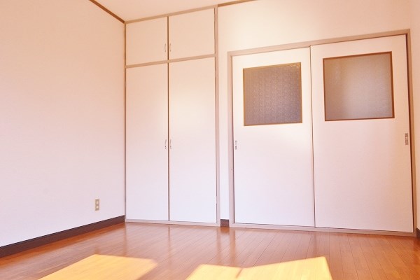 第２三和ビル ゆったり６帖の洋室です。