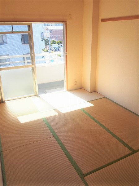 TOMIKURAⅡ 和室は光がよく差し込みます。