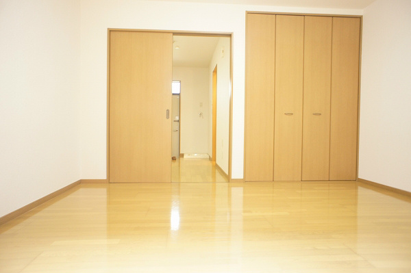 第六ハイツヤマヤ 洋室にはもちろんたっぷり収納付き。