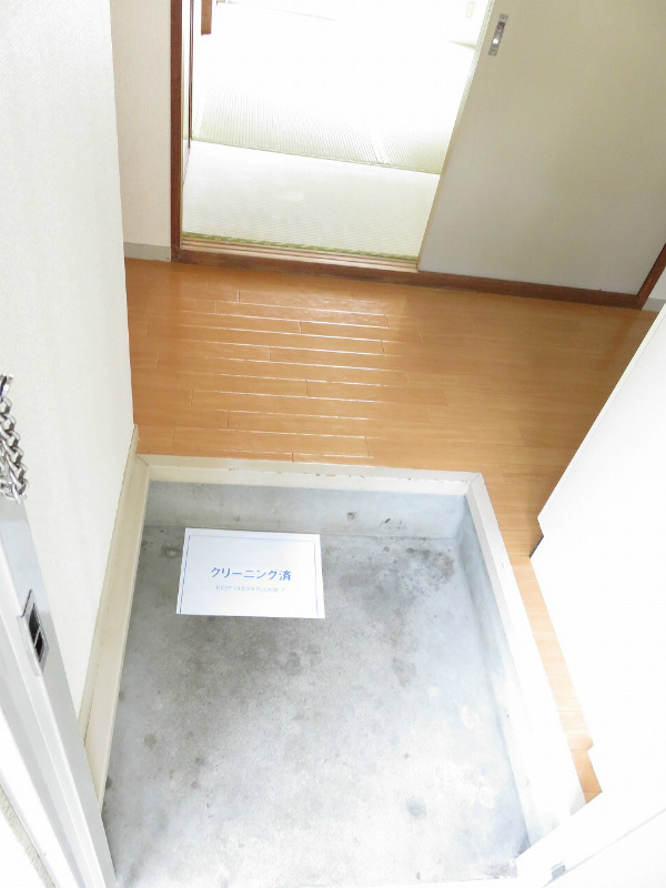 サクラハイツ 南向きなので、玄関から既に明るいですね。