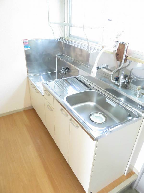 サクラハイツ キッチンシンク・瞬間湯沸かし器は、2016年に新品交換済みです。