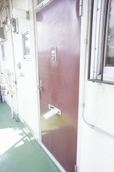 サクラハイツ 玄関スペース。チャイムがついています。