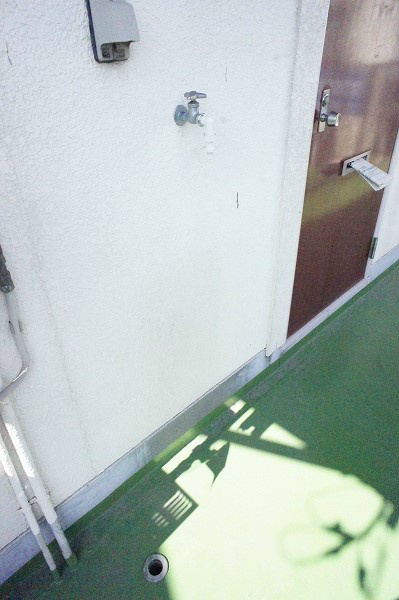 サクラハイツ 玄関横に、洗濯機置き場がございます。