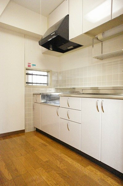 第５マンションカネイ ２口ガスコンロ設置可能。（都市ガス）広々したシンクです。