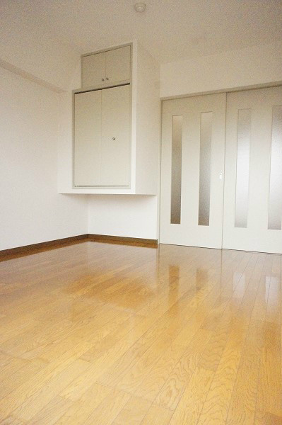 第５マンションカネイ 明るくきれいなベッドルーム。収納あります。