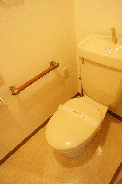 第５マンションカネイ 手すりがついてるので立ち上がりも楽々。