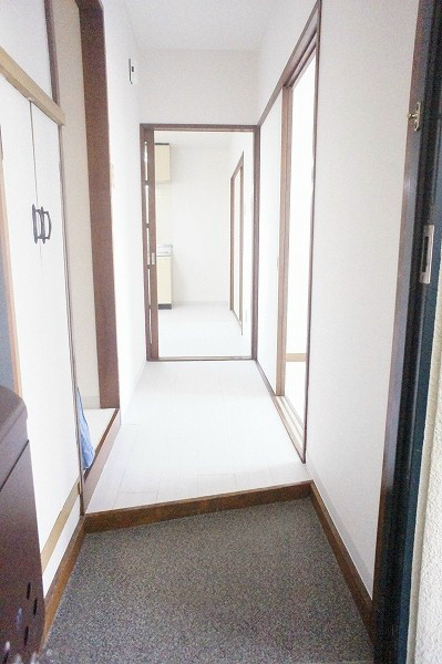 ベルセゾン山村Ⅰ 玄関開けてすぐＤＫではないのがいいですね。