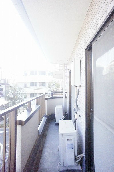 ベルセゾン山村Ⅰ 全面バルコニー。広々しているので、たくさん干せます。