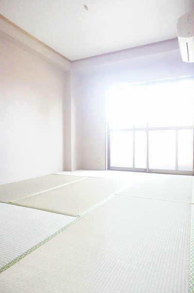 ベルセゾン山村Ⅰ ６畳和室。ごろごろできます。