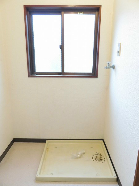 ベルセゾン山村Ⅰ 窓付きで明るい室内洗濯機置き場。防犯面もッマル。