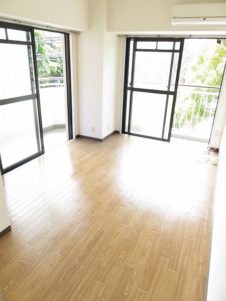 マンションカネイ 洋室２面採光。明るいです！