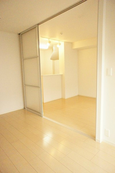 グランシャリオ 洋室とリビングの境目は、こんな雰囲気のスライド扉です。