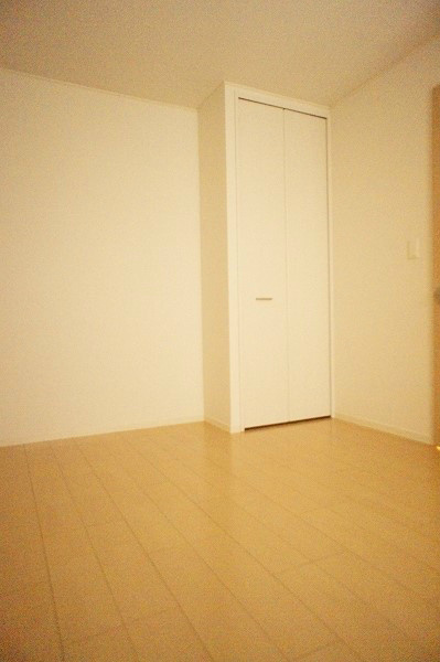 グランシャリオ 玄関側洋室にも収納あり。