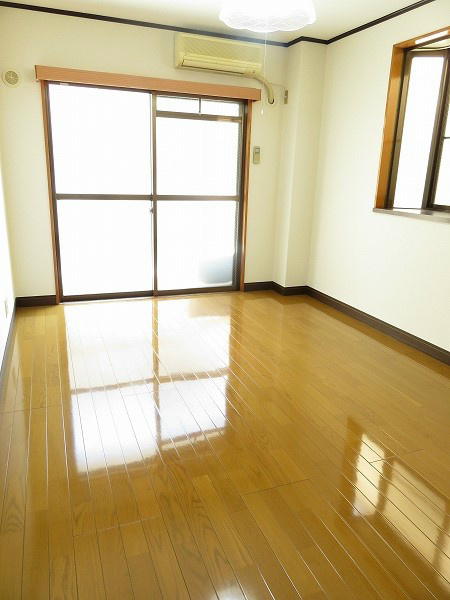 グリーンパーク ２面採光出窓付きのお部屋。