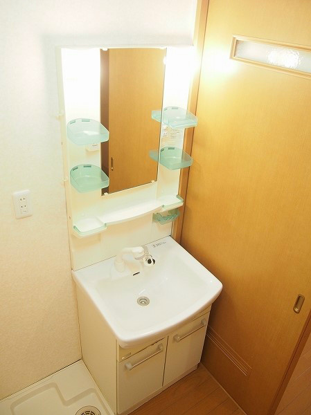 コーポサンレイクⅢ 脱衣所に洗面台があり使いやすい間取り。