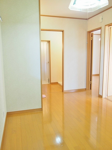 コーポサンレイクⅢ ダイニングは広くて玄関が隠れるタイプです。