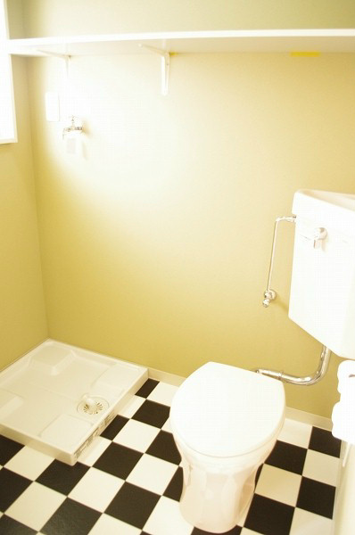コーポ保戸田(東６） トイレと室内洗濯機置き場。ここまでオシャレです。