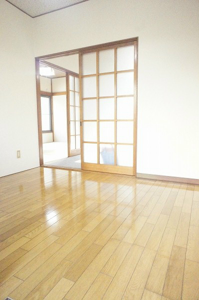 コーポ山村 ダイニングキッチンにも窓があるため明るくなっております。