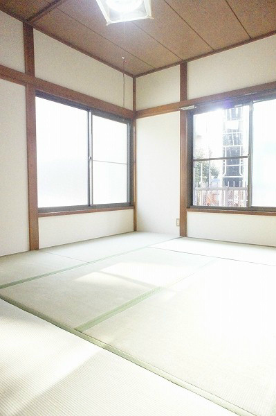 コーポ山村 角部屋の特権。２面採光で風通しもマル。