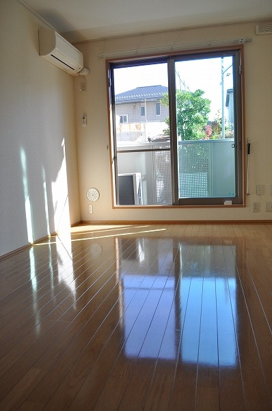 サニーコート バルコニーからの光が差し込みます。明るいお部屋は最高です