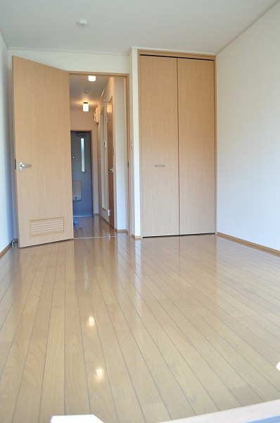 サニーコート 洋室にはもちろんクローゼット付いております。お荷物を収納できるとお部屋が広く使えますね