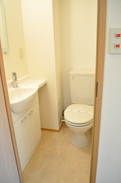 サニーコート 人気のバストイレ別、清潔感のあるトイレはゆっくりできちゃいますね☆