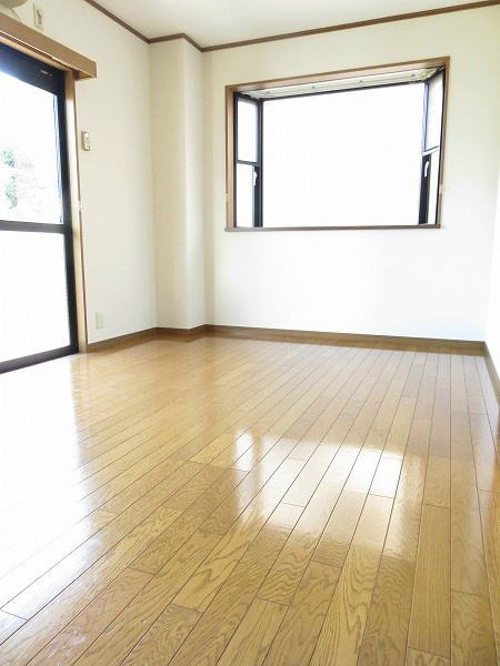 サンライズ葛西 ベットルームに南向きの窓あります。