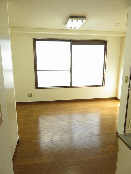 サンライフ鈴木 大きな窓が印象的。明るいお部屋です。床はフローリング。