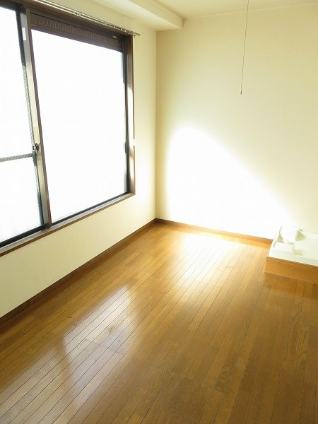 サンライフ鈴木 大きな窓で、日当たりの良い明るいお部屋です。