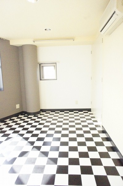 タレイア 広々した居室は、８帖ございます。明るいお部屋です。