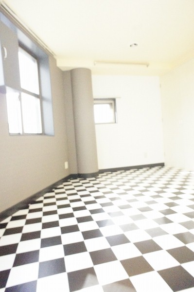 タレイア オシャレな空間ですね。床だけでなく、壁クロスもアクセントに。
