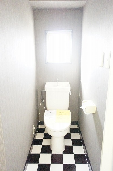 タレイア ウォームレット付きのトイレ。もちろんバストイレ別です。