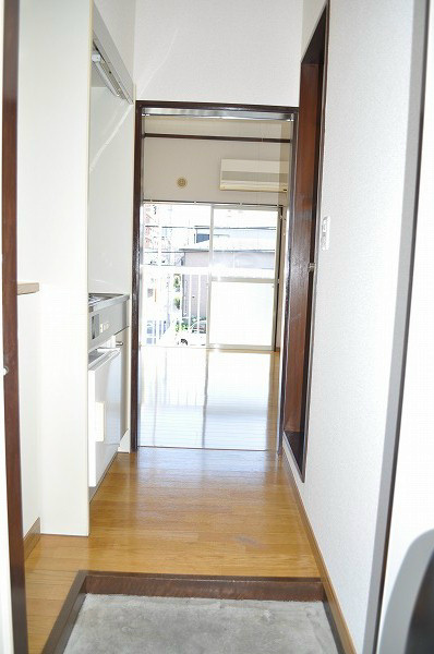 ツゥインズＢ 玄関開けた瞬間明るい。さすが南向き。