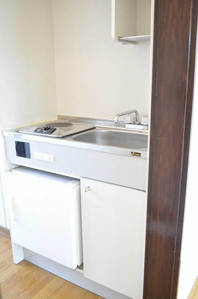 ツゥインズＢ １口電気コンロ、ミニ冷蔵庫ついています。