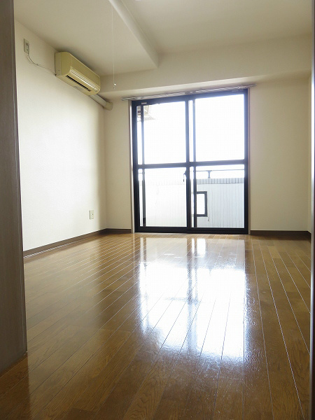 フジマンションエクセル きれいな６帖です。自分好みなお部屋にしちゃいましょう！