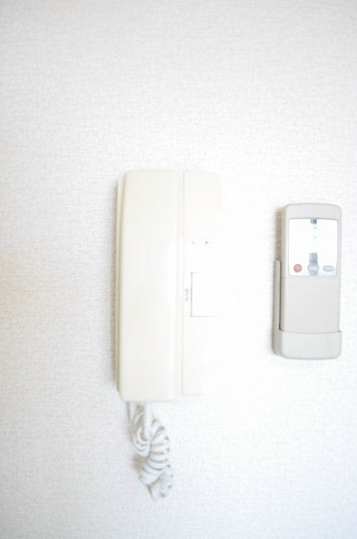 フジマンションエクセル インターホン、エアコンのリモコンも壁面にしっかり！