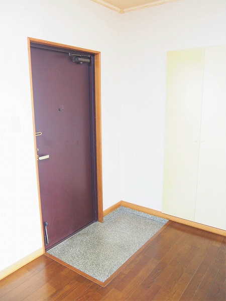 フラワーハイツ 広々玄関です。