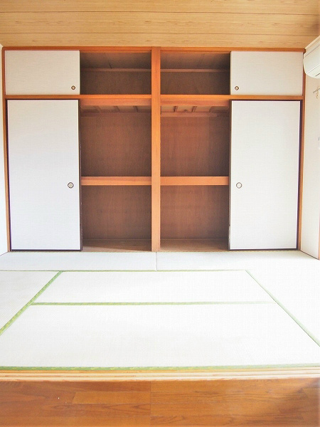 フラワーハイツ 広々２間分の収納ございます。