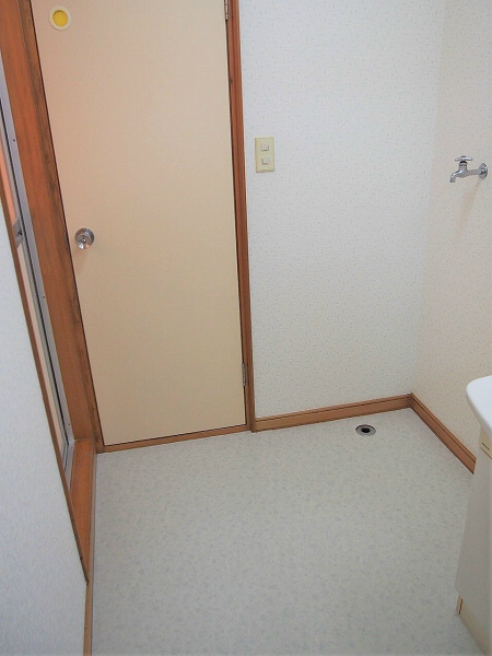 フラワーハイツ 室内洗濯機置場です。