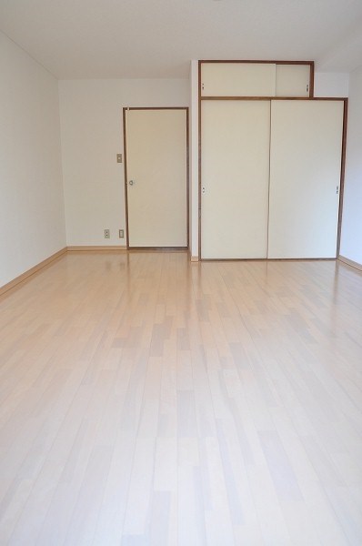 ベルセゾン山村Ⅱ 広々、明るい洋室です。白っぽい床は室内が明るくなります。