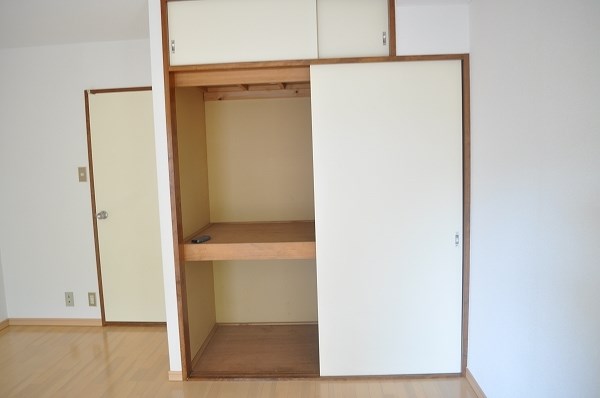 ベルセゾン山村Ⅱ 押入タイプの収納はたっぷり入ります。