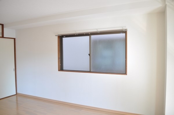 ベルセゾン山村Ⅱ 角部屋なので、東側にも窓あり。