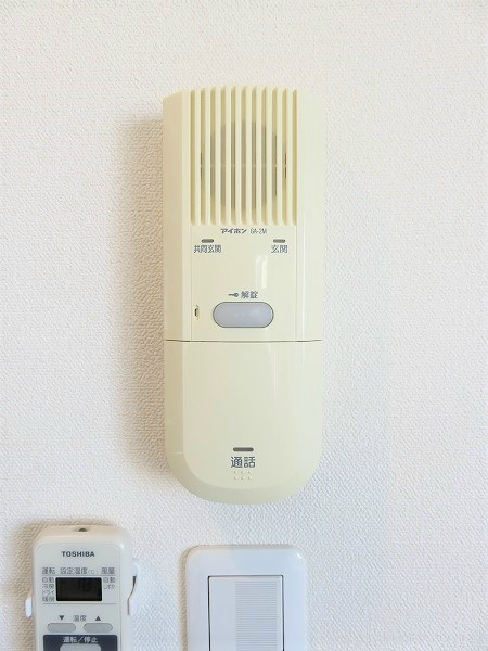 ボワリジエール エントランスはオートロック。玄関にもインターフォンがあって安心です。