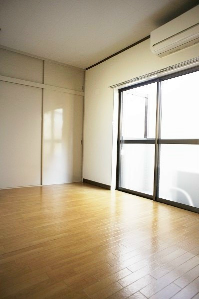 第三ハイツヤマヤ 綺麗な洋室は、6.5帖ございます。