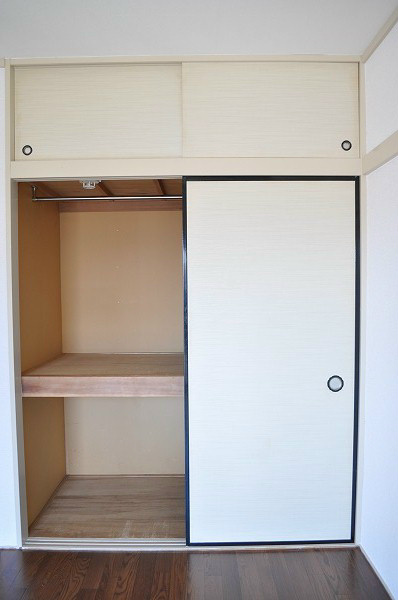 第二清水マンション １間分の押入れ収納。